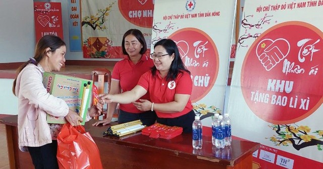 Những &quot;phiên chợ&quot; của lòng nhân ái - Ảnh 1.