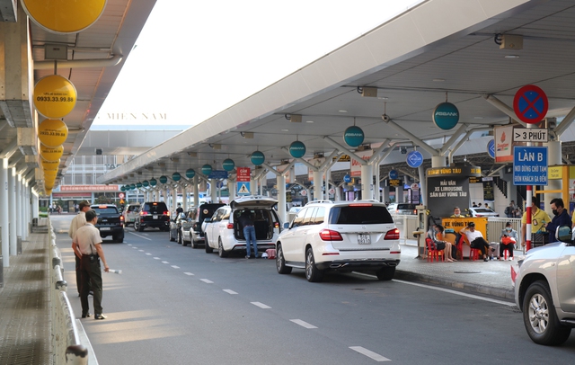 Sẽ có bãi đỗ xe miễn phí cho taxi đưa đón khách tại sân bay Tân Sơn Nhất dịp Tết - Ảnh 1.