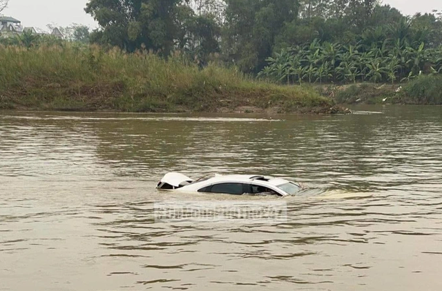 Ô tô KIA trôi trên sông Hồng, chưa rõ số phận người trong xe - Ảnh 1. Ô tô KIA trôi trên sông Hồng, chưa rõ số phận người trong xe - Ảnh 1.