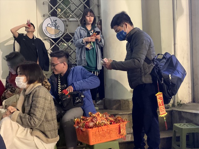 Những mặt h&agrave;ng kinh doanh tạm bợ vẫn h&aacute;i tiền triệu ng&agrave;y Tết - Ảnh 1.