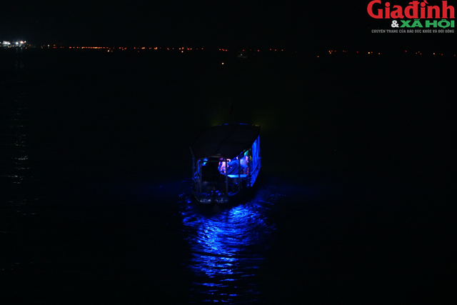 Hồ Ba Bể &quot;rực sáng&quot; trước ngày khai hội, du khách nườm nượp trong đêm - Ảnh 6.