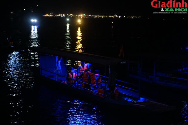 Hồ Ba Bể &quot;rực sáng&quot; trước ngày khai hội, du khách nườm nượp trong đêm - Ảnh 5.