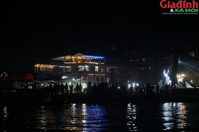Hồ Ba Bể &quot;rực sáng&quot; trước ngày khai hội, du khách nườm nượp trong đêm - Ảnh 8.