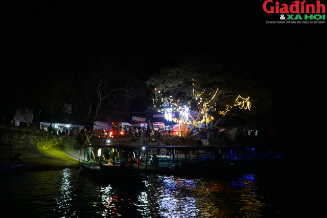 Hồ Ba Bể &quot;rực sáng&quot; trước ngày khai hội, du khách nườm nượp trong đêm - Ảnh 7.