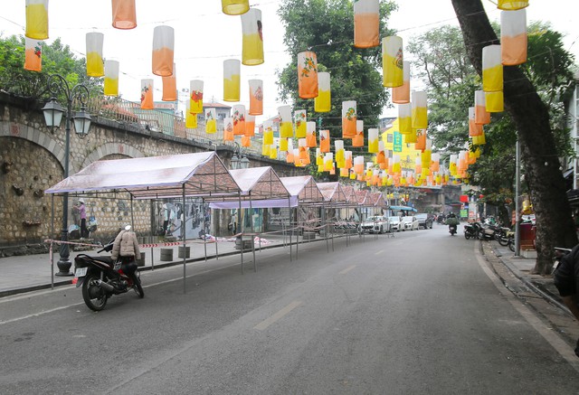 Phố bích họa Phùng Hưng thay 'áo mới' đón Tết Nguyên đán - Ảnh 1.