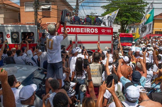 Tang lễ &quot;vua bóng đá&quot; Pele: Xe cứu hỏa rước linh cữu khắp đường phố Santos - Ảnh 2.