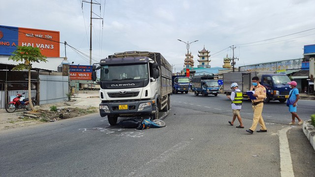 Cảnh sát giao thông dùng xe đặc chủng đưa nạn nhân bị tai nạn đi cấp cứu - Ảnh 1.