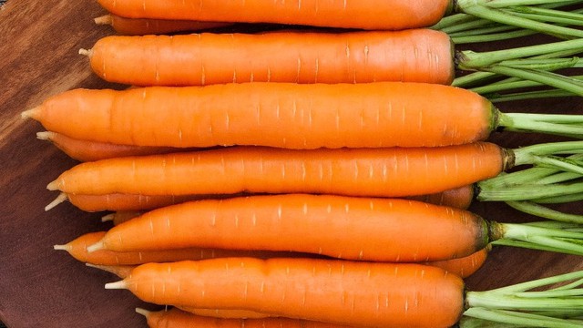Mùa lạnh ăn cà rốt bổ dưỡng nhưng cần tránh 5 điều này nếu không sẽ mất sạch dinh dưỡng, đi chợ thấy cà rốt có biểu hiện này thì không nên mua về ăn - Ảnh 2.