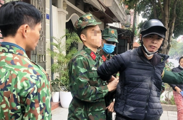 Một quân nhân phải điều trị phơi nhiễm HIV sau khi bắt cướp - Ảnh 1. Một quân nhân phải điều trị phơi nhiễm HIV sau khi bắt cướp - Ảnh 1.