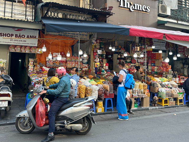 &quot;Thủ phủ&quot; bánh kẹo Hàng Buồm nhộn nhịp chuẩn bị cho Tết Nguyên đán - Ảnh 4.