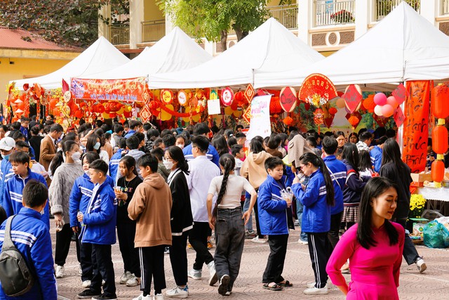 Hàng nghìn học sinh và phụ huynh Hải Phòng hoài niệm Tết xưa - Ảnh 1.