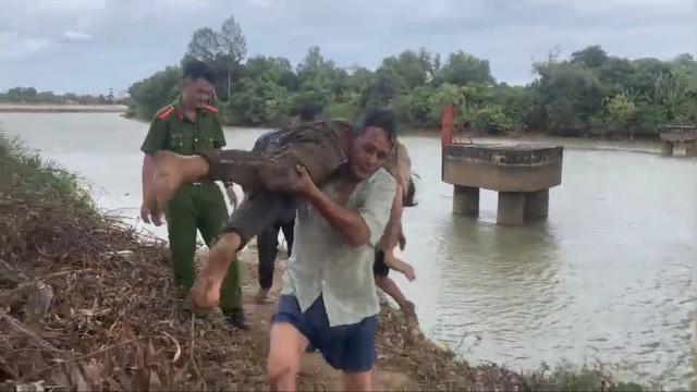 Tin sáng 9/1: Sau hơn 1 tuần bé trai rơi xuống trụ bê tông: Công tác cứu nạn hiện ra sao?; Chân dung người đàn ông đâm tử vong hàng xóm ở Hà Nội - Ảnh 4.