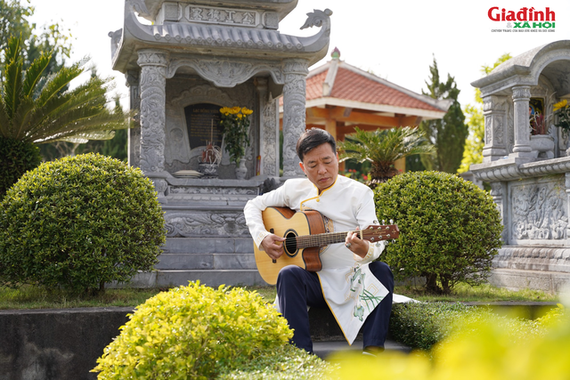 Xúc động người đàn ông gảy đàn bên mộ người vợ quá cố trong lễ tạ mộ cuối năm - Ảnh 3.