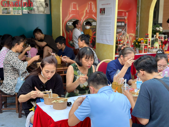 Ngất ngây trong hương vị món ngon Hà thành tại Festival thu Hà Nội 2023 - Ảnh 17.