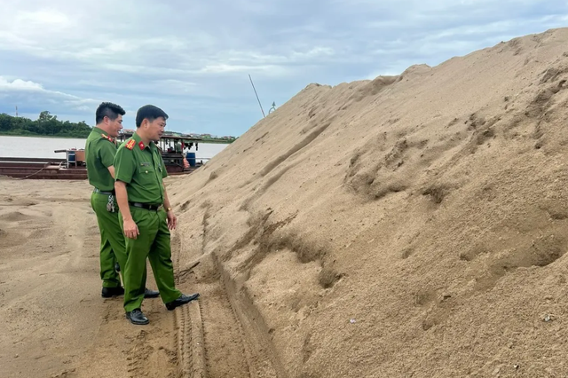 Xử lý giám đốc doanh nghiệp ngang nhiên thuê người khai thác hàng ngàn m3 cát trái phép - Ảnh 1.