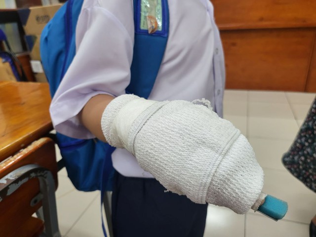 Tin sáng 12/10: Vỡ đập dẫn nước thủy điện ở Gia Lai; Cô giáo bị tố đánh gãy ngón tay học sinh lớp 1 - Ảnh 2.