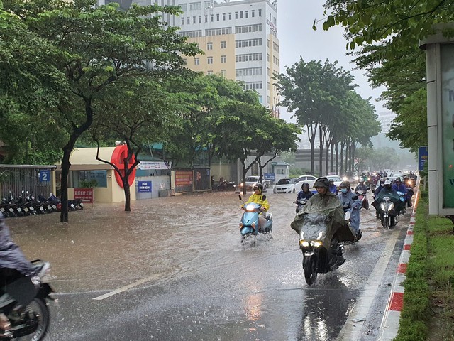 Tin mới nhất về đợt không khí lạnh tăng cường gây mưa rào khu vực Hà Nội và nhiều tỉnh thành - Ảnh 2.