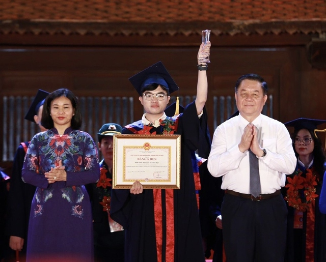 Hà Nội tuyên dương 96 thủ khoa tốt nghiệp đại học, học viện - Ảnh 1.