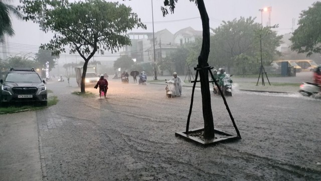 Đà Nẵng: Đường phố biến thành sông, người dân hối hả đưa ô tô đi tránh ngập - Ảnh 3.