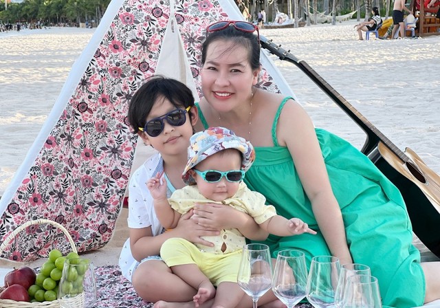 Diễn viên Quý Bình và bà xã doanh nhân Ngọc Tiền lần đầu khoe con trai - Ảnh 1.
