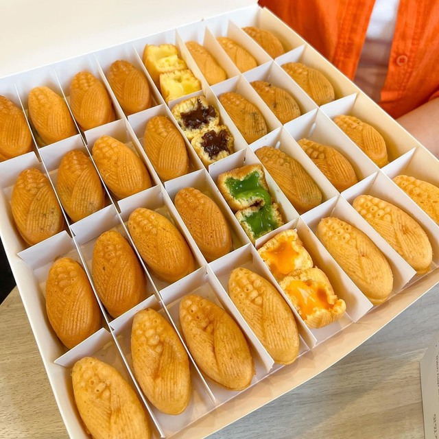 Nữ sinh gen Z mê 'food review' giới thiệu 20 món bánh cực 'hot hit' dành cho tín đồ ăn vặt Hà Nội - Ảnh 1.