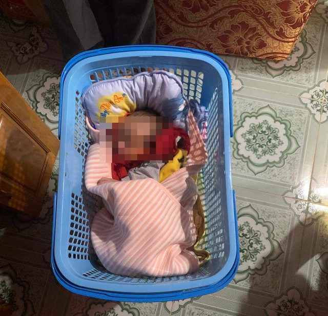 Nghệ An: Phát hiện bé sơ sinh bị bỏ rơi trước cổng nhà lúc rạng sáng
 - Ảnh 1.
