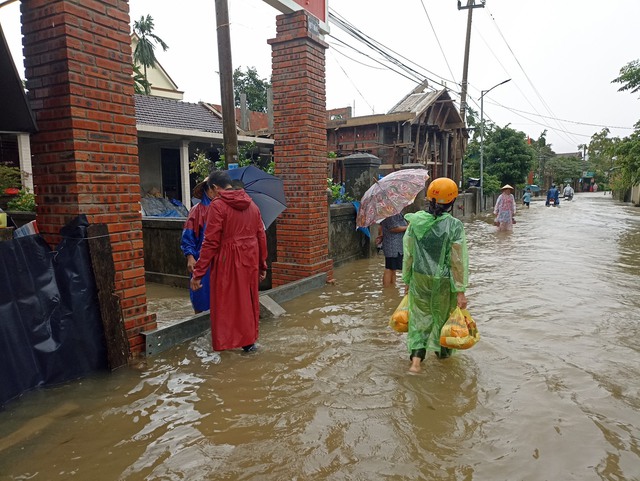 Xuất hiện hố sụt lún rộng khoảng 5m cạnh nhà dân sau mưa lớn - Ảnh 2.