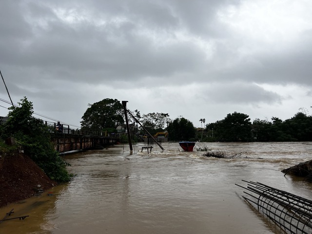 Xuất hiện hố sụt lún rộng khoảng 5m cạnh nhà dân sau mưa lớn - Ảnh 4.