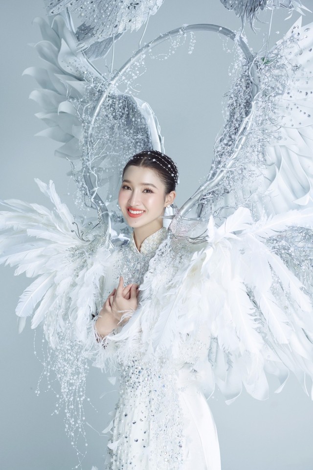Trang phục dân tộc 10kg của Phương Nhi tại Miss International bị fan sắc đẹp đánh giá 'đẹp thôi chưa đủ' - Ảnh 1.
