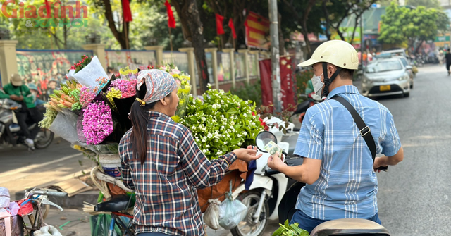 Cận kề ngày Phụ nữ Việt Nam 20/10, trăm hoa khoe sắc trên khắp các tuyến phố Hà Nội - Ảnh 5.