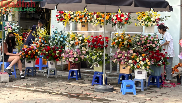 Cận kề ngày Phụ nữ Việt Nam 20/10, trăm hoa khoe sắc trên khắp các tuyến phố Hà Nội - Ảnh 10.