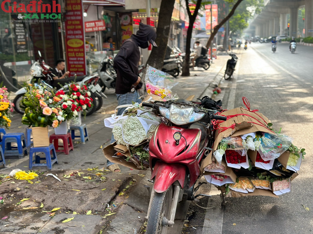 Cận kề ngày Phụ nữ Việt Nam 20/10, trăm hoa khoe sắc trên khắp các tuyến phố Hà Nội - Ảnh 7.
