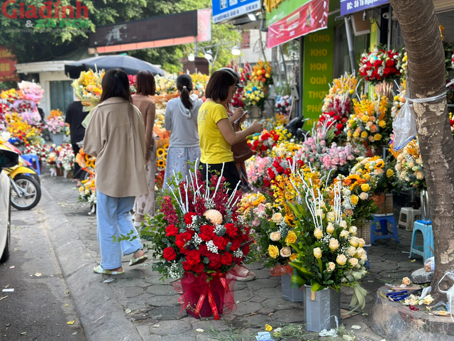 Cận kề ngày Phụ nữ Việt Nam 20/10, trăm hoa khoe sắc trên khắp các tuyến phố Hà Nội - Ảnh 4.
