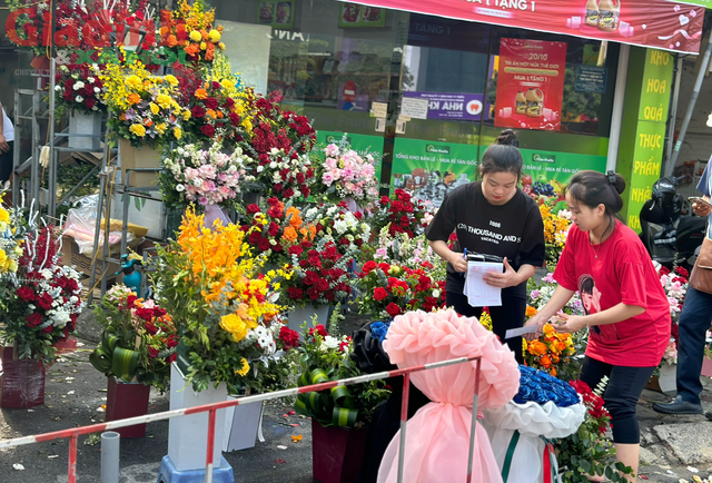 Cận kề ngày Phụ nữ Việt Nam 20/10, trăm hoa khoe sắc trên khắp các tuyến phố Hà Nội - Ảnh 6.