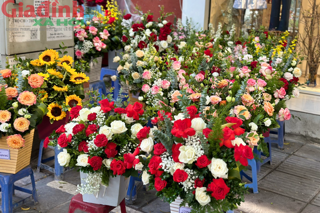 Cận kề ngày Phụ nữ Việt Nam 20/10, trăm hoa khoe sắc trên khắp các tuyến phố Hà Nội - Ảnh 2.