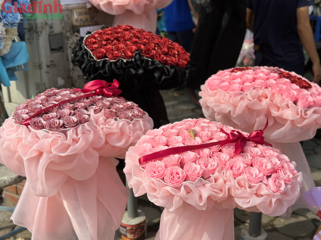 Cận kề ngày Phụ nữ Việt Nam 20/10, trăm hoa khoe sắc trên khắp các tuyến phố Hà Nội - Ảnh 11.