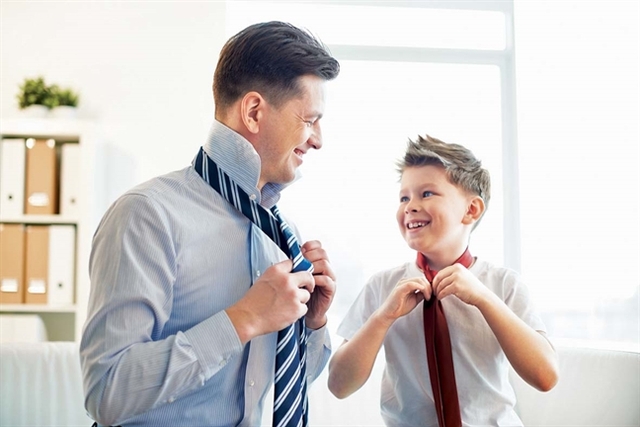 Con trai biết cách ứng xử nhờ bố thường xuyên nói 10 điều này - Ảnh 1.