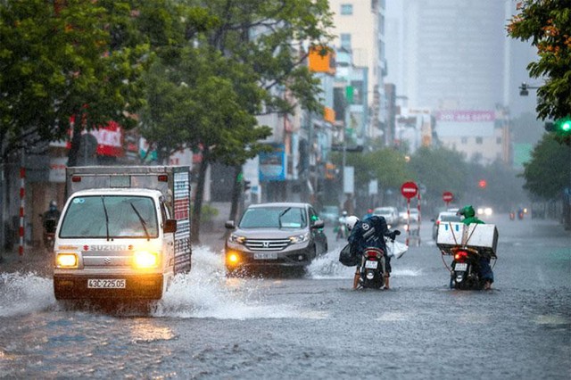 Thời tiết hôm nay 23/10: Trung Bộ tái diễn mưa lớn, đề phòng lũ quét, sạt lở đất nhiều nơi - Ảnh 1.
