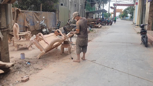 Các cơ sở sản xuất đồ gỗ ở Nam Định gây ô nhiễm: Huyện Ý Yên chỉ đạo sau phản ánh của Gia đình và Xã hội - Ảnh 1.