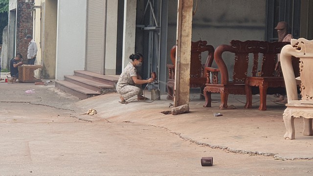 Các cơ sở sản xuất đồ gỗ ở Nam Định gây ô nhiễm: Huyện Ý Yên chỉ đạo sau phản ánh của Gia đình và Xã hội - Ảnh 3.