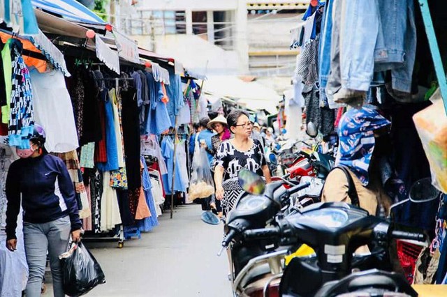 Du lịch Sài Gòn khám phá những khu chợ đồ si hot nhất - Ảnh 2.