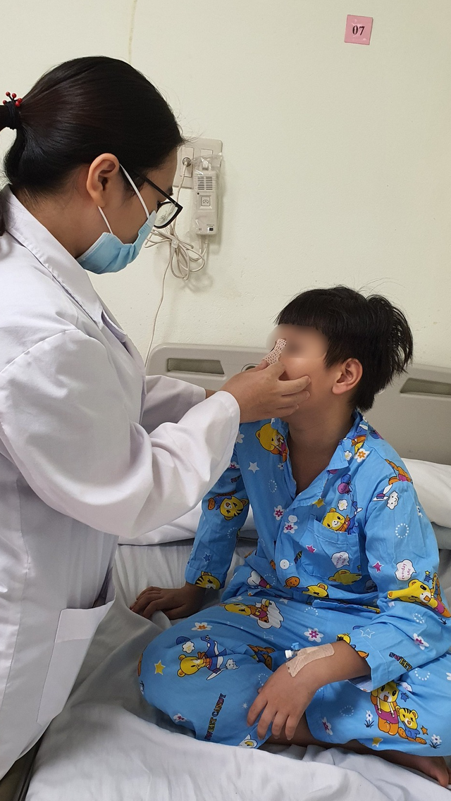 Cùng các bạn chơi đồ long đao, bé trai 10 tuổi ở Hà Nội bị đập vào mặt suýt vỡ mũi - Ảnh 1.