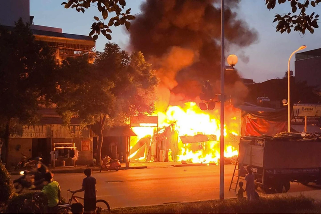 Hiện trường đám cháy ở Hà Nội khiến 3 người thiệt mạng - Ảnh 3.