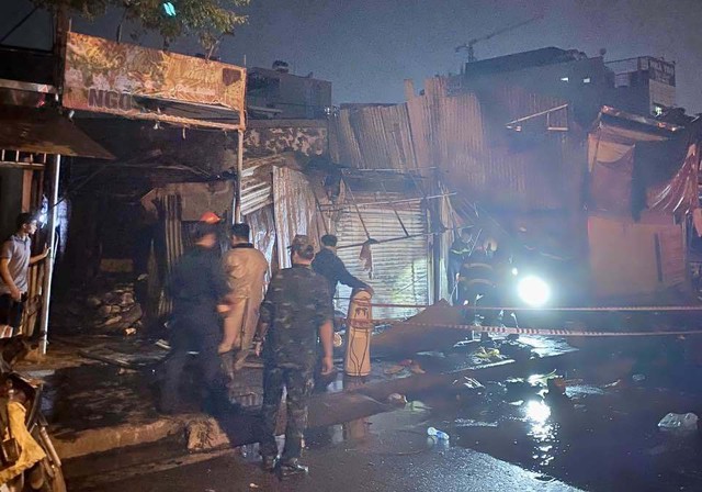 Hiện trường đám cháy ở Hà Nội khiến 3 người thiệt mạng - Ảnh 7.