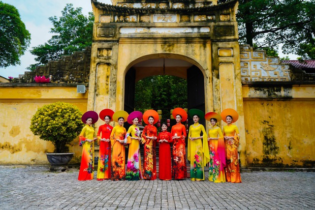 CLB Văn hóa Áo dài Việt Nam gìn giữ và lan tỏa tình yêu áo dài tại phố đi bộ Hồ Gươm   - Ảnh 9.
