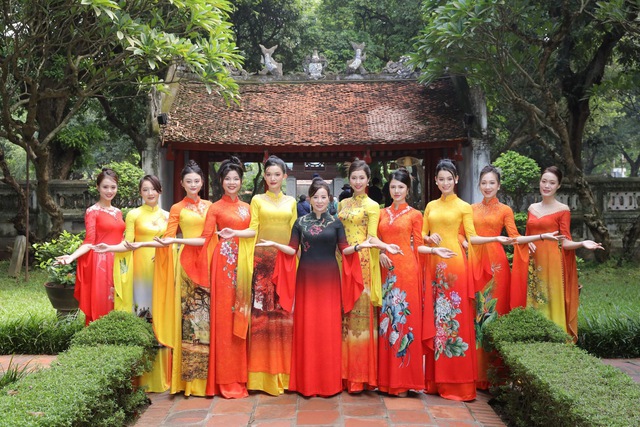 CLB Văn hóa Áo dài Việt Nam gìn giữ và lan tỏa tình yêu áo dài tại phố đi bộ Hồ Gươm   - Ảnh 3.