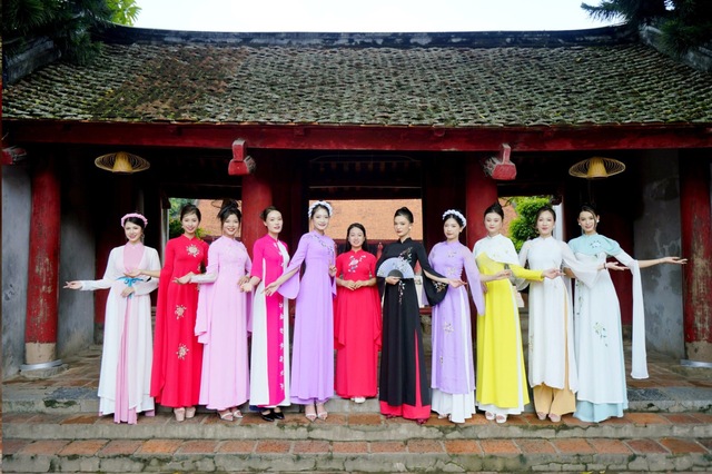 CLB Văn hóa Áo dài Việt Nam gìn giữ và lan tỏa tình yêu áo dài tại phố đi bộ Hồ Gươm   - Ảnh 7.