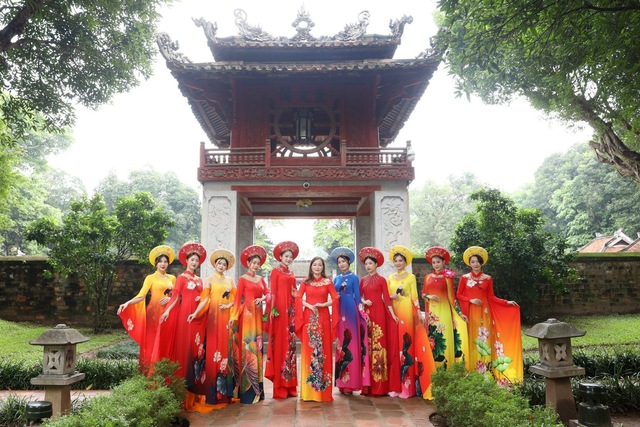 CLB Văn hóa Áo dài Việt Nam gìn giữ và lan tỏa tình yêu áo dài tại phố đi bộ Hồ Gươm   - Ảnh 8.