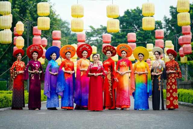 CLB Văn hóa Áo dài Việt Nam gìn giữ và lan tỏa tình yêu áo dài tại phố đi bộ Hồ Gươm   - Ảnh 11.