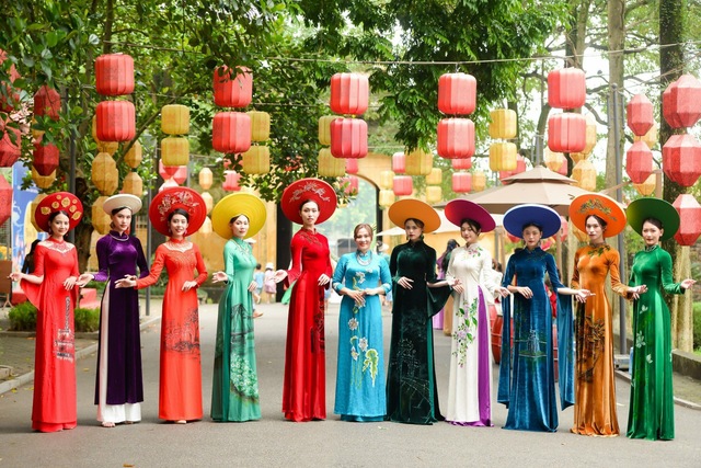 CLB Văn hóa Áo dài Việt Nam gìn giữ và lan tỏa tình yêu áo dài tại phố đi bộ Hồ Gươm   - Ảnh 4.